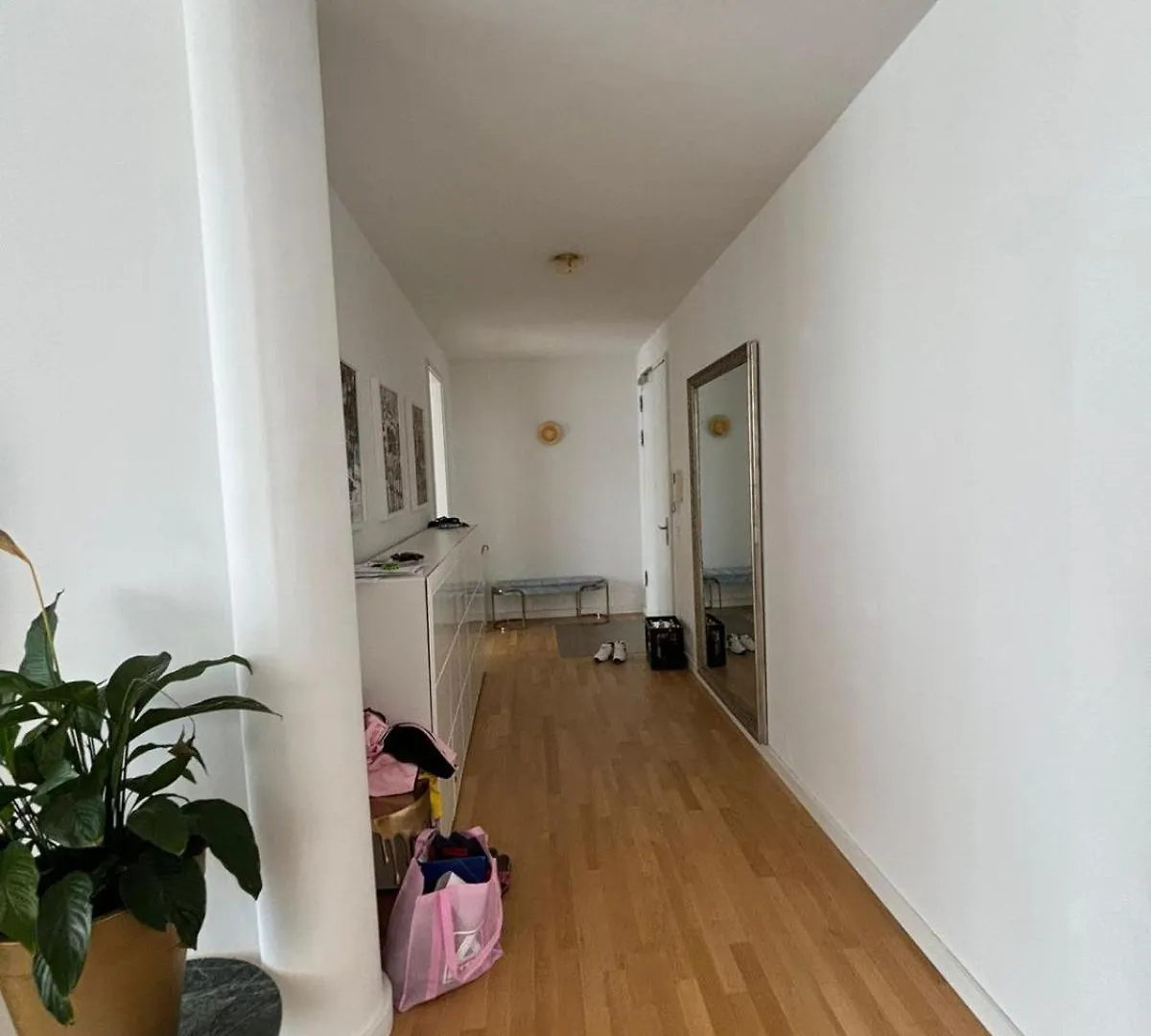 Проживание в семье Wunderschoenes Zimmer In Einem Grossen Appartement Neben Dem Brandenburger Tor Und Vom Adlon Hotel Берлин