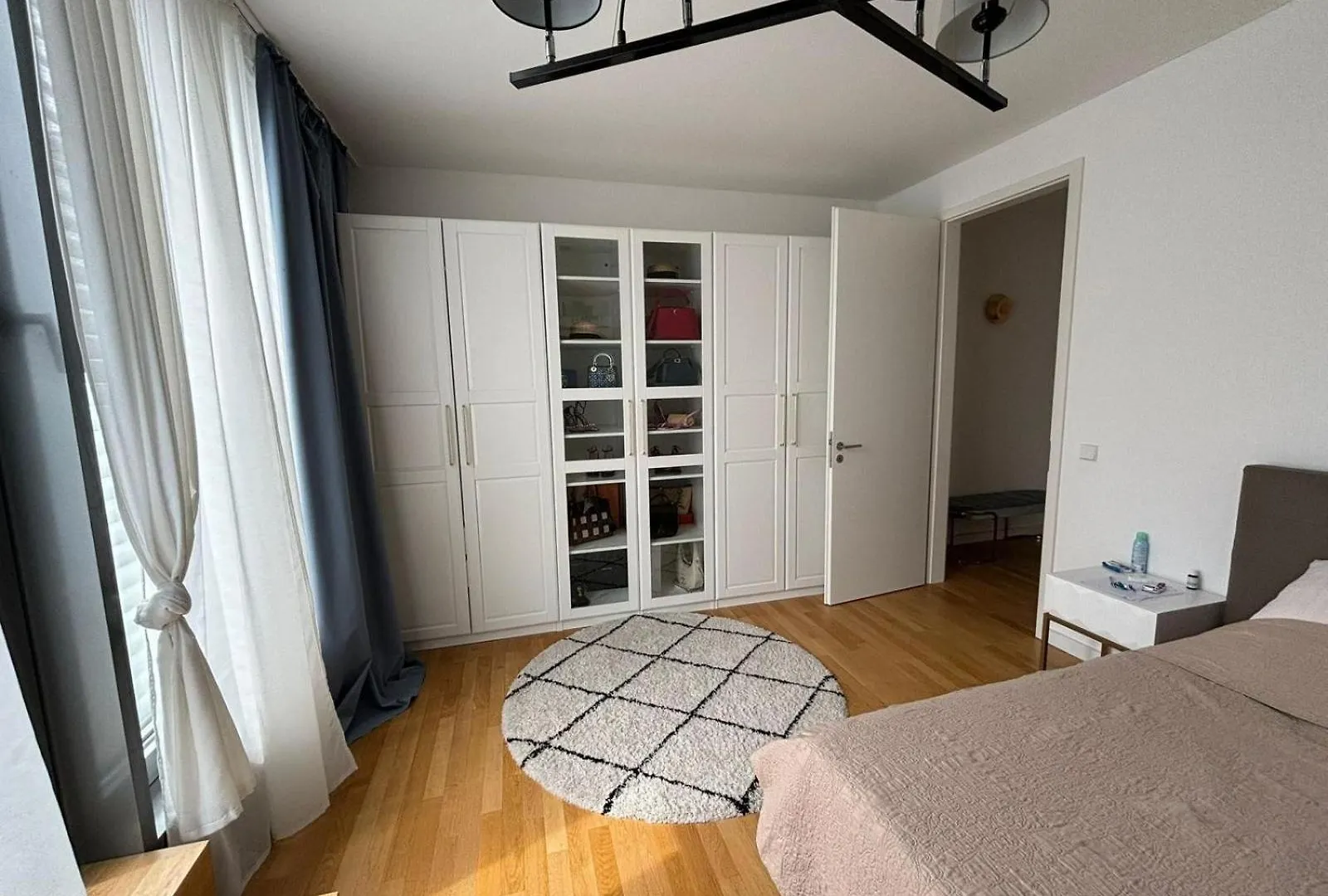 Проживание в семье Wunderschoenes Zimmer In Einem Grossen Appartement Neben Dem Brandenburger Tor Und Vom Adlon Hotel Берлин